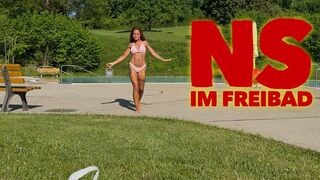 Arya_LaRoca lässt den Natursekt im Freibad spritzen