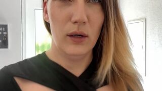 Julia-Winter lässt sich nach dem Pissen lecken