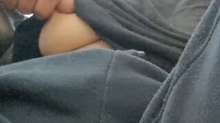 Lina Winter besorgt es sich auf einem fremden Sofa