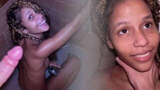 CindyBlue lässt sich die schwarte Möse unter der Dusche ficken