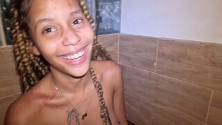 CindyBlue lässt sich die schwarte Möse unter der Dusche ficken