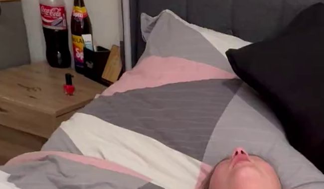 Elineme verdreht die Augen beim Orgasmus