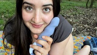 Leah Snu Snu lässt sich beim squirten auf der Wiese beobachten