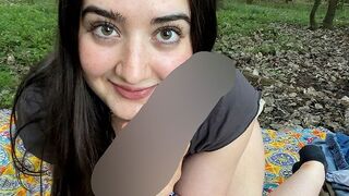 Leah Snu Snu lässt sich beim squirten auf der Wiese beobachten