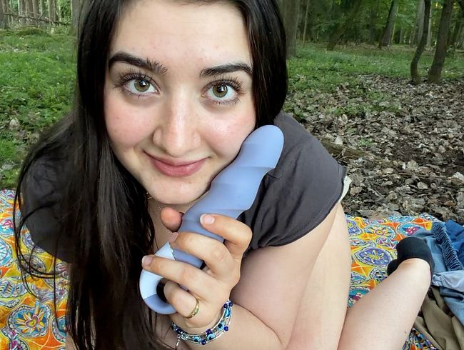 Leah Snu Snu lässt sich beim squirten auf der Wiese beobachten