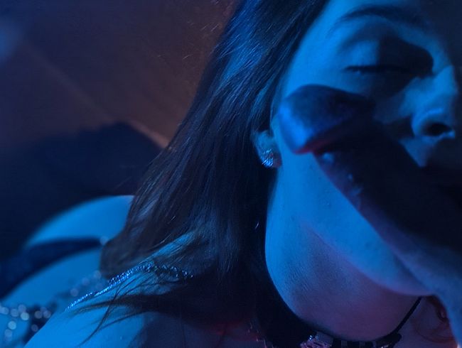 Ice Foxy gibt bei der Dessous Anprobe erst mal einen Blowjob