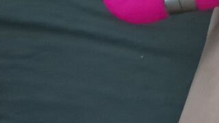 Sweet_Jennifer bumst sich selbst mit dem pinken Dildo