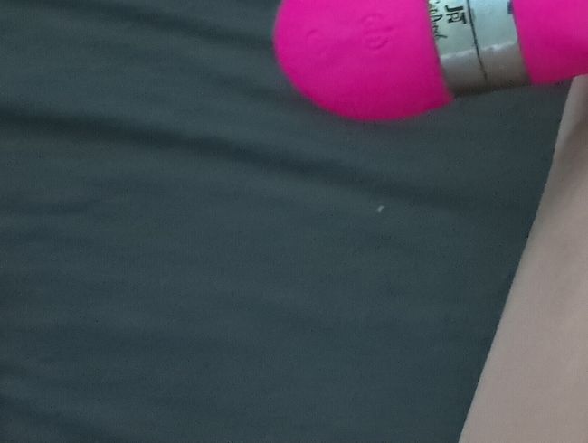 Sweet_Jennifer bumst sich selbst mit dem pinken Dildo