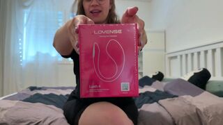 LinaLove erlebt mit dem Sextoy einen geilen Orgasmus