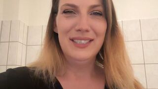 (Julia-Winter) Wartezeit mit einem Klo Solo überbrücken
