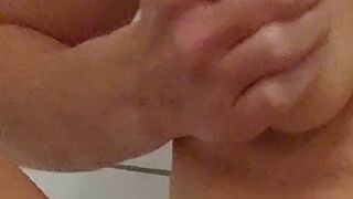 Julia-Stein masturbiert unter der Dusche