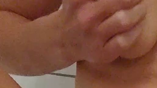 Julia-Stein masturbiert unter der Dusche