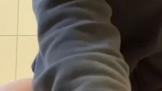 LadyNoir69 besorgt es sich auf der Arbeit mit einer Deo Flasche