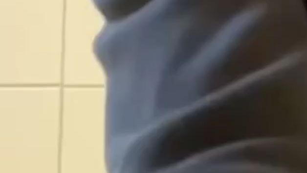 LadyNoir69 besorgt es sich auf der Arbeit mit einer Deo Flasche