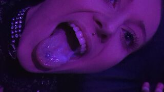 mel-chris bläst im Club und genießt es beobachtet zu werden
