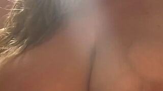 [BigBoobsBambi] In der Küche schnell mal meine Brüste zeigen