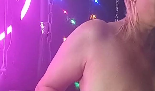 Lotus-Blume-VIP - Topless Rock-Dance in Schlafzimmer