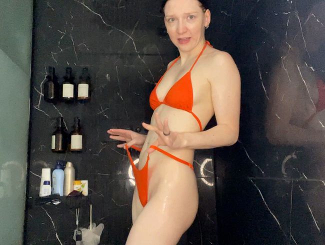Fina Foxy befriedigt sich unter der Dusche