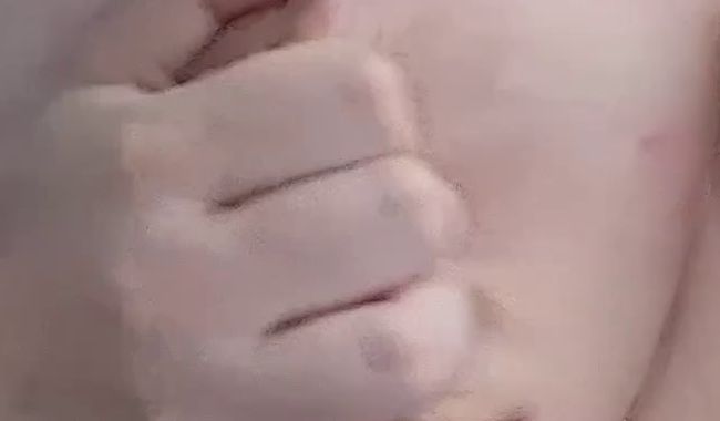 Sasha1993 massiert sich ihre dicken Brüste