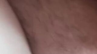 Muckelchen512 bumst sich in die behaarte Muschi mit dem Toy