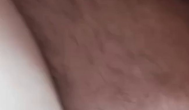 Muckelchen512 bumst sich in die behaarte Muschi mit dem Toy