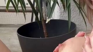 Auf dem Balkon blank ziehen [clrapanties]