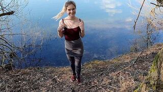 LovlyLuna pinkelt im Freien