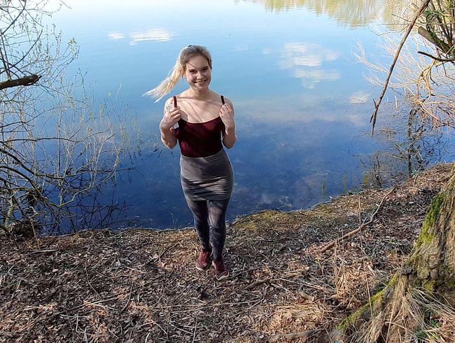 LovlyLuna pinkelt im Freien