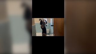 Chaya-Mila lässt sich auf der Club Toilette bumsen