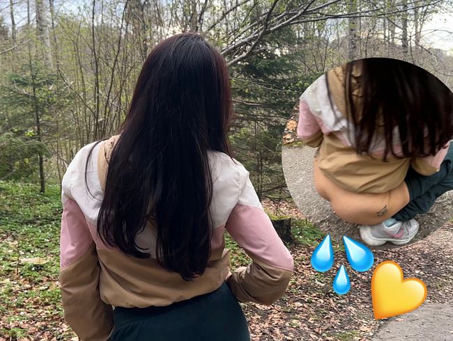 VelvetLiquid pinkelt in den Wald