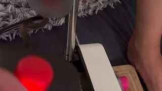 Katherine Pierce bumst mit der Fickmaschine