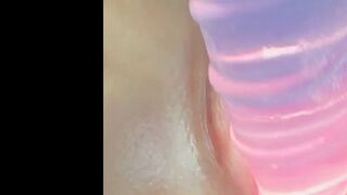 Lira36 @ Dildo mit der Taschenlampe beleuchten