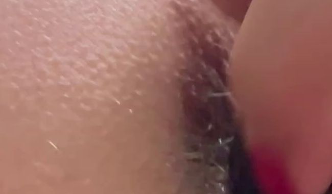 CandyMandy583 fickt sich den Arsch selbst mit dem Vib