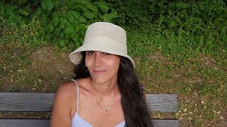 MinaJaved lässt sich am Rhein abschleppen