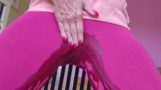 ibizalady steht auf Oma Pisse