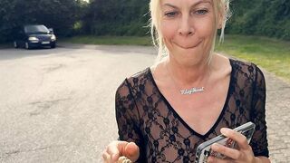 Miley-Weasel lässt sich den geilen Arsch abfüllen