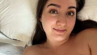 Meine Freundin liegt neben mir im Bett und ich squirte trotzdem @ LeahSnuSnu