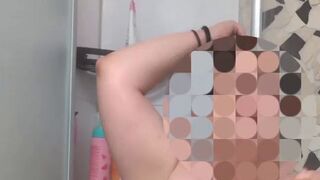 Sweet_Jennifer zeigt sich nackt unter der Dusche