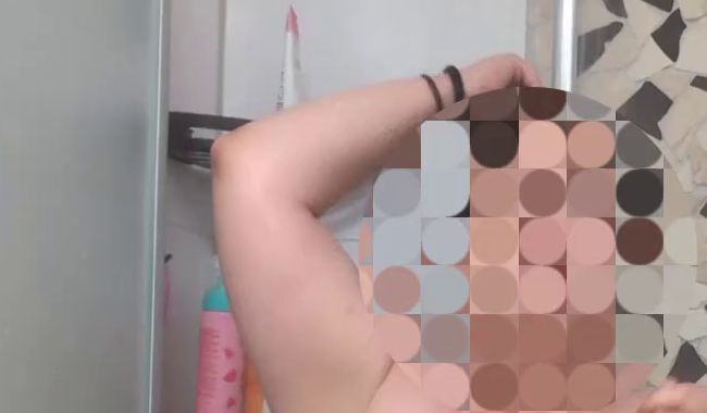 Sweet_Jennifer zeigt sich nackt unter der Dusche
