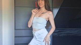 Sofia-Bloom bereitet sich für den Fick vor
