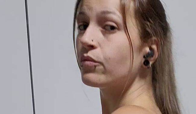 Mimi613 macht sich nackig für dich