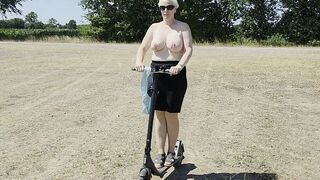 New-UserBitch ist gerne sexy mit dem E-Scooter unterwegs