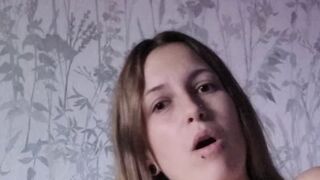 Mimi613 dehnt sich selbst mit dem Dildo