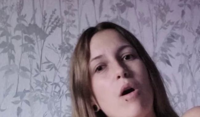 Mimi613 dehnt sich selbst mit dem Dildo