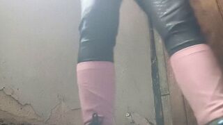 Reiterin69 lässt im Stall die Pisse laufen