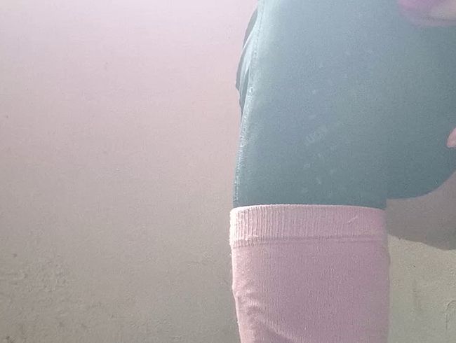 Reiterin69 lässt im Stall die Pisse laufen