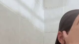 Ellaboo zeigt sich beim Solo unter der Dusche