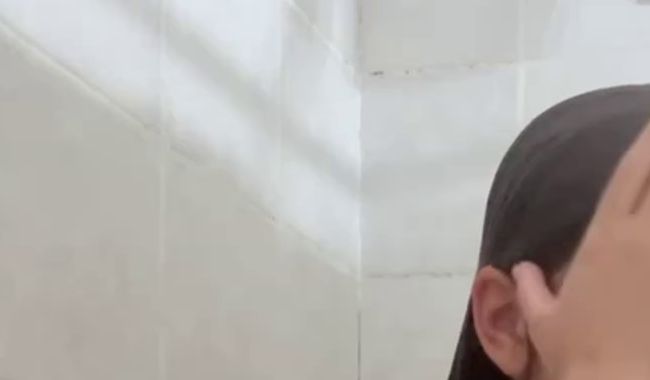 Ellaboo zeigt sich beim Solo unter der Dusche