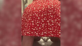 AmaraSecret pisst das erste Mal auf das Kleid