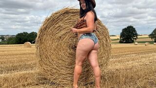 EmmaSecret ist gerne das Cowgirl beim Outdoor Fick